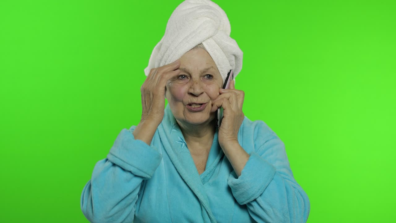 abuela anciana después de la ducha. anciana hablando por teléfono móvil. llave de croma
