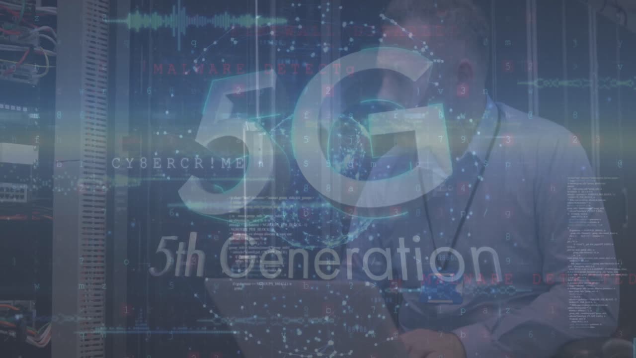 animación de texto 5g sobre caucásico ingeniero masculino con portátil por servidores de computadora