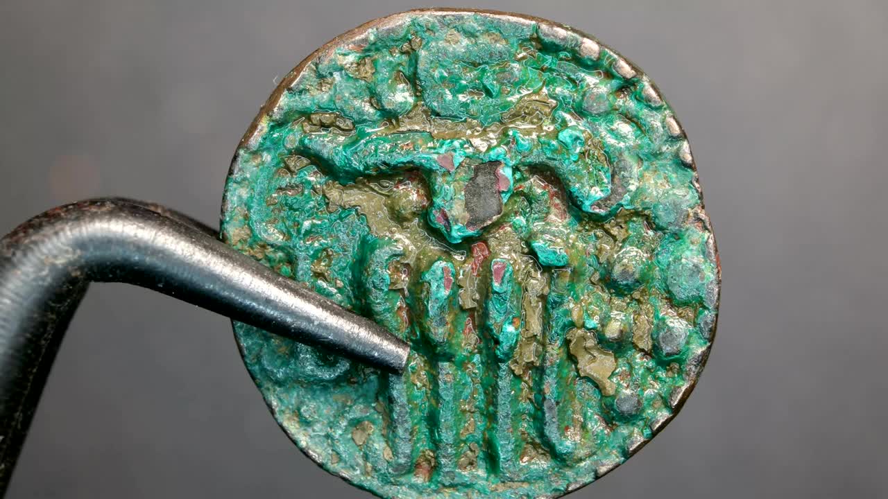 매우 오래된 동전의 근접 사진