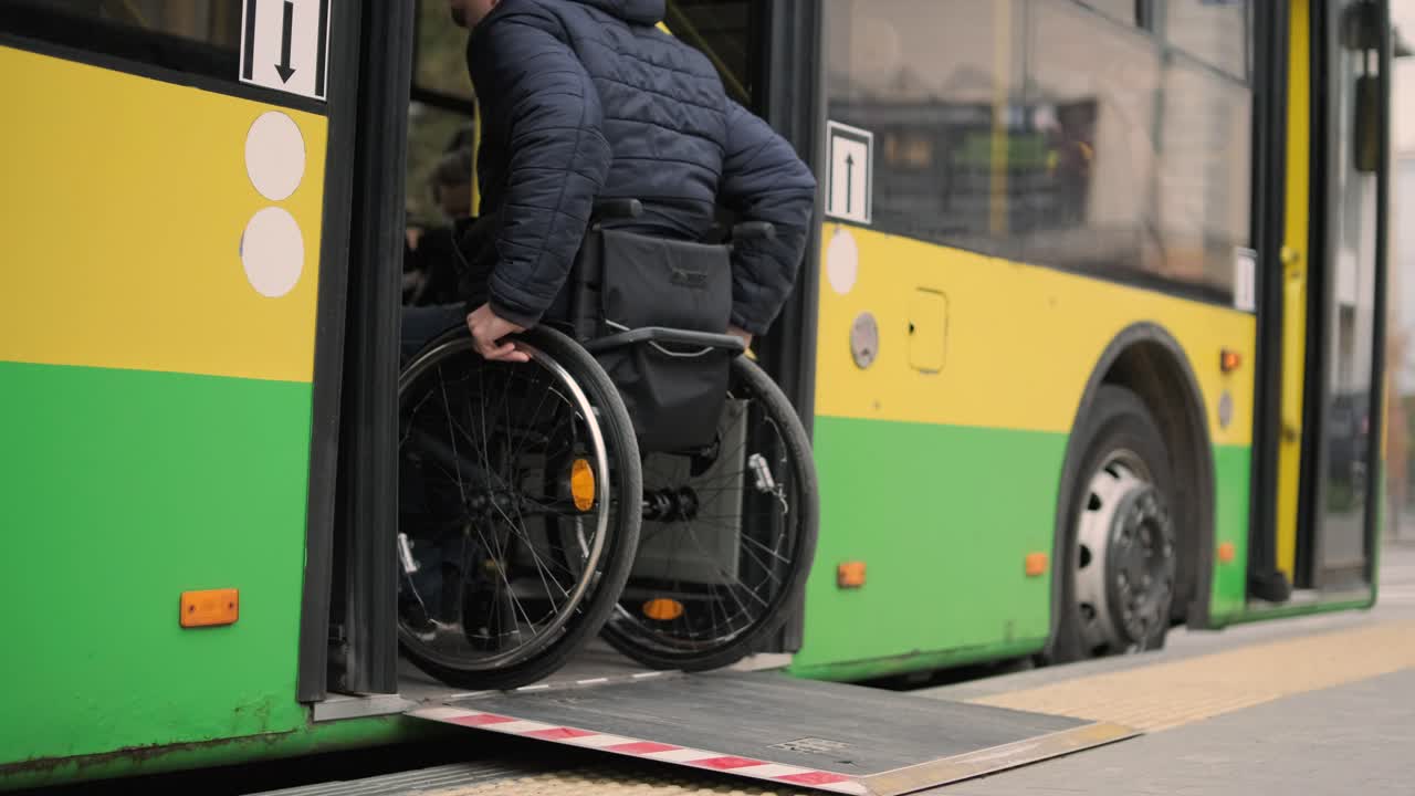 Pessoa com deficiência física entra no transporte público com uma rampa acessível