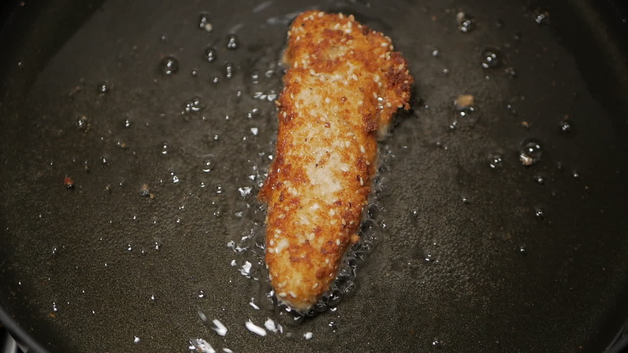 냄비에 땅콩 기름에 튀긴 단일 부스러기 가슴살 닭고기 안심