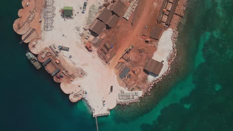 fotografía aérea de arriba hacia abajo sobre el sitio de construcción del puerto de cruceros de puerto cabo rojo-pedernales, en la soleada república dominicana