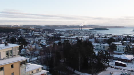 Sundsvall,-Schweden-Luftaufnahme-Der-Stadt-Und-Des-Wunderschönen-Sees-Im-Morgengrauen