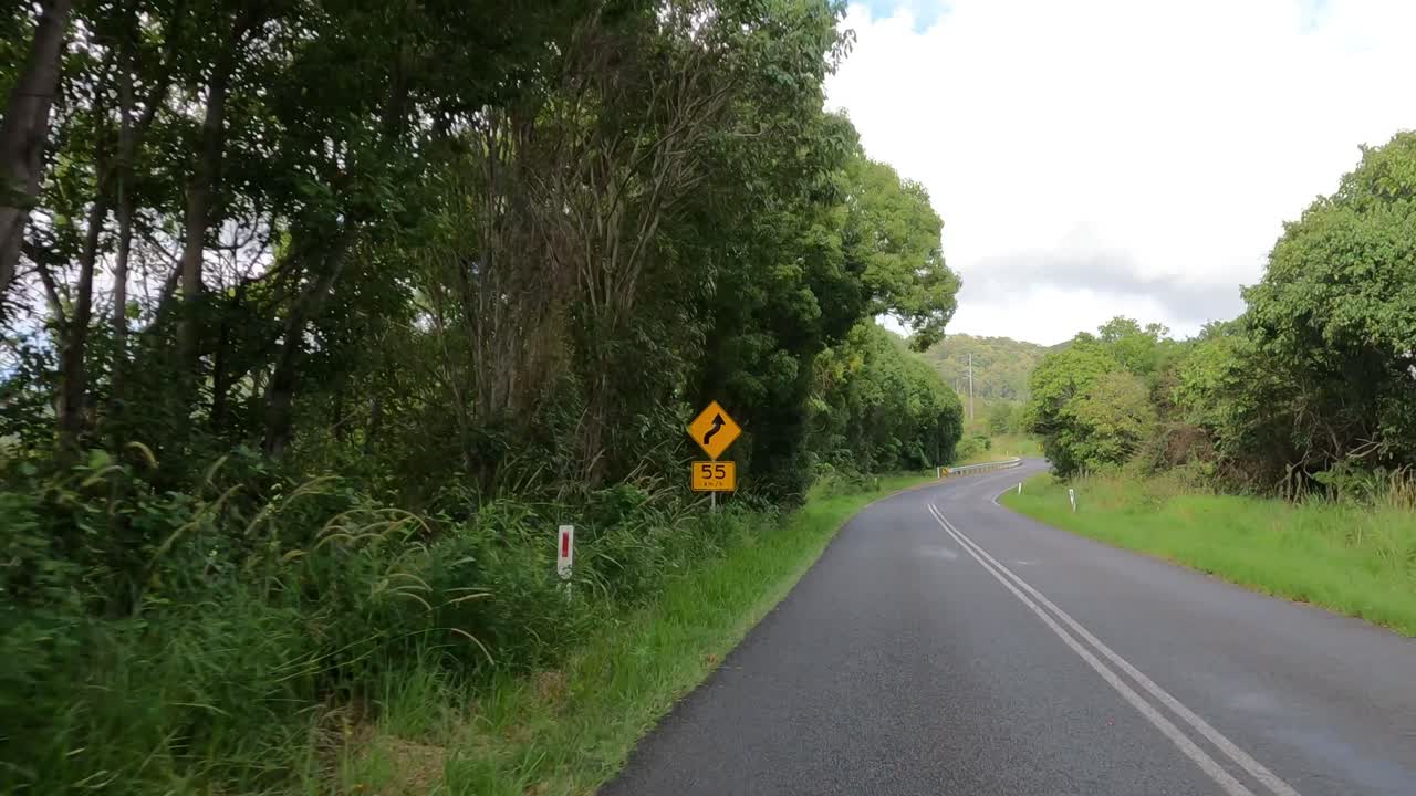 푸른 풍경 가운데 평화로운 도로 여행