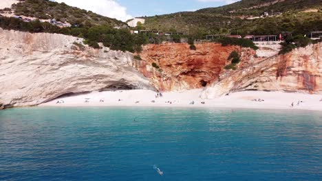 La-Gente-Se-Relaja-Y-Nada-En-La-Playa-De-Porto-Katsiki,-Isla-De-Lefkada,-Grecia---Antena