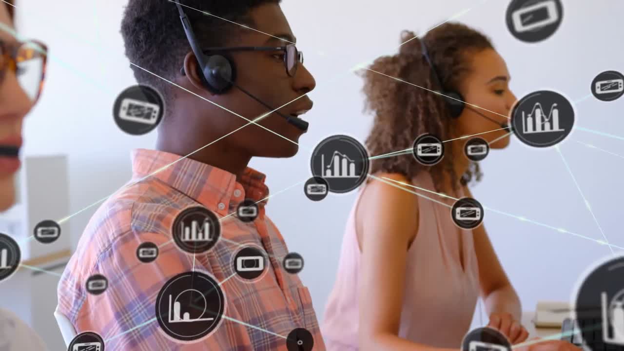 animación de una red de iconos digitales sobre diversos hombres y mujeres hablando en auriculares de teléfono en la oficina.