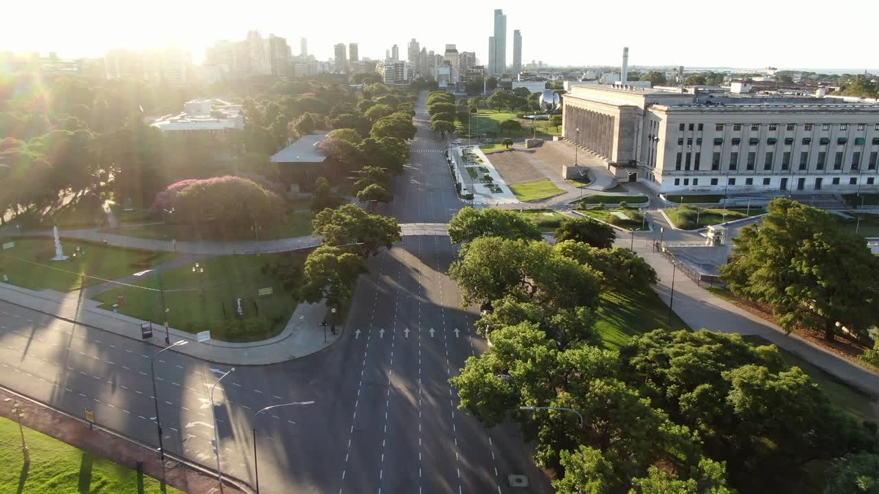una calle vacía de la ciudad conocida como avenida libertador alineada con árboles y edificios históricos en argentina, durante el día