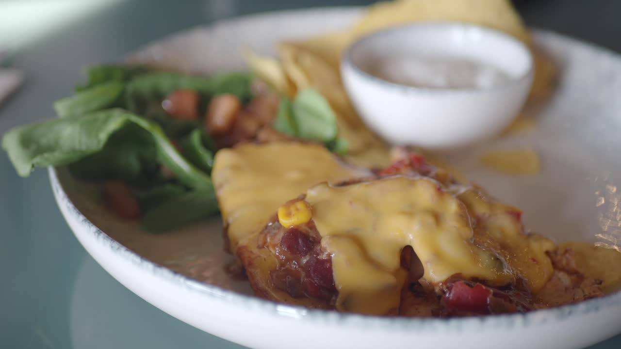 plato de pollo con queso con papas fritas y ensalada