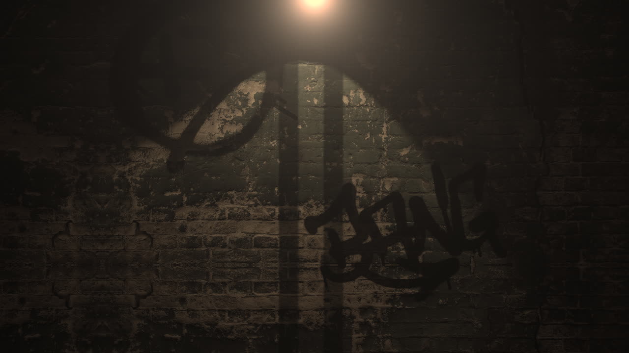 야간 건물의 그룬지 벽이 있는 도시의 어두운 골목길에 모션 카메라