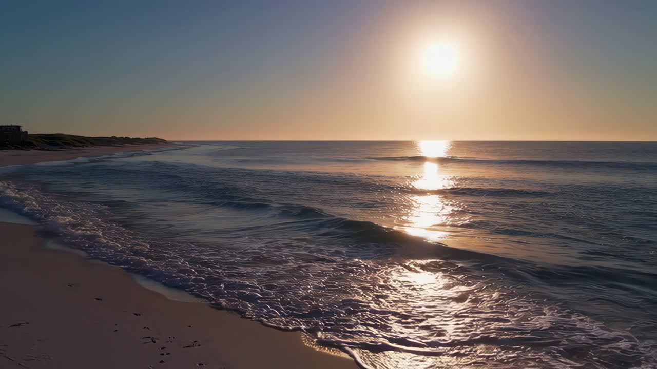 O pôr-do-sol dourado sobre uma praia tranquila