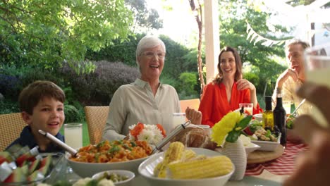 familia comiendo afuera juntos en verano