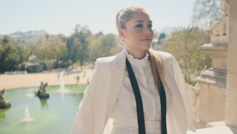 Mujer-Joven-Con-Estilo-Mirando-Hacia-Otro-Lado-En-El-Viejo-Parque.