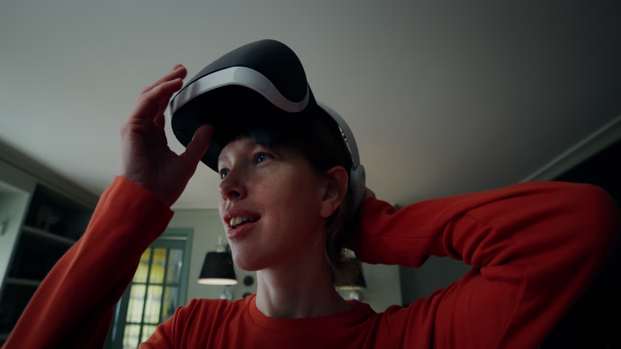 mujer experimentando la tecnología de realidad virtual