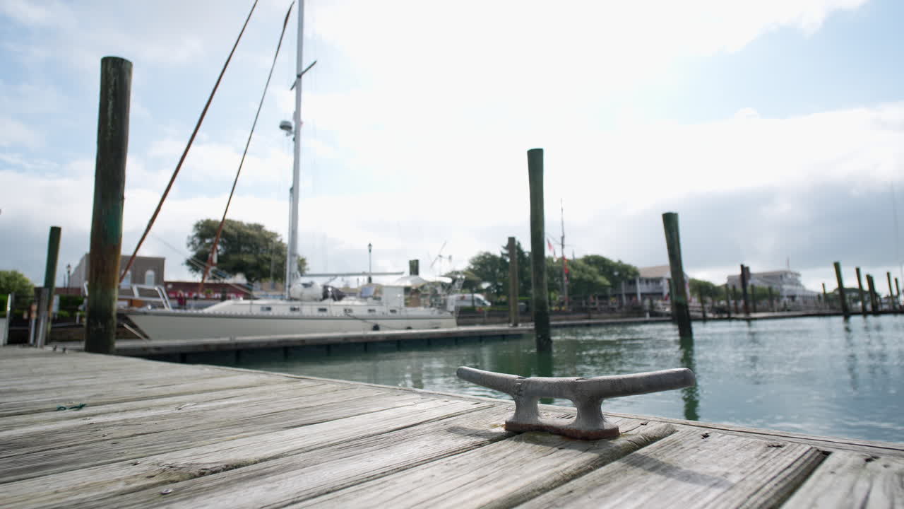 Untersicht eines Bootes, das an einem Steg in Beaufort, North Carolina, festgebunden ist.