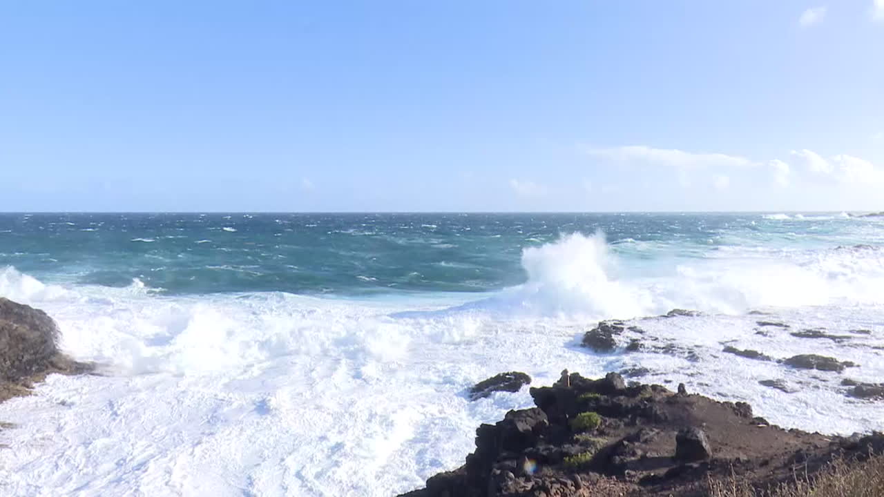 바위가 있는 해안선에 부히는 바다의 파도