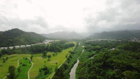 Toma-Aérea-De-Establecimiento-De-Un-Campo-De-Golf-En-Un-Barrio-Rural-De-Puerto-Rico.