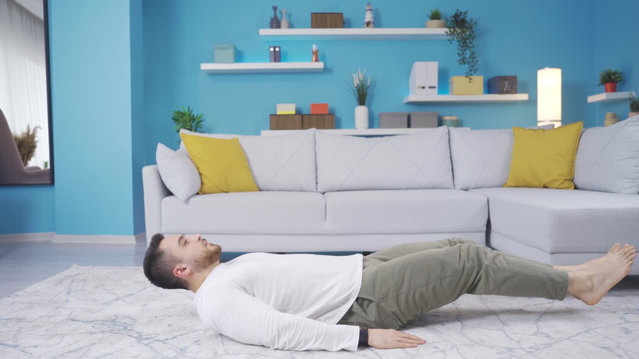 귀여운 피트니스 코치가 리버스 크런치 움직임을 보여줍니다.