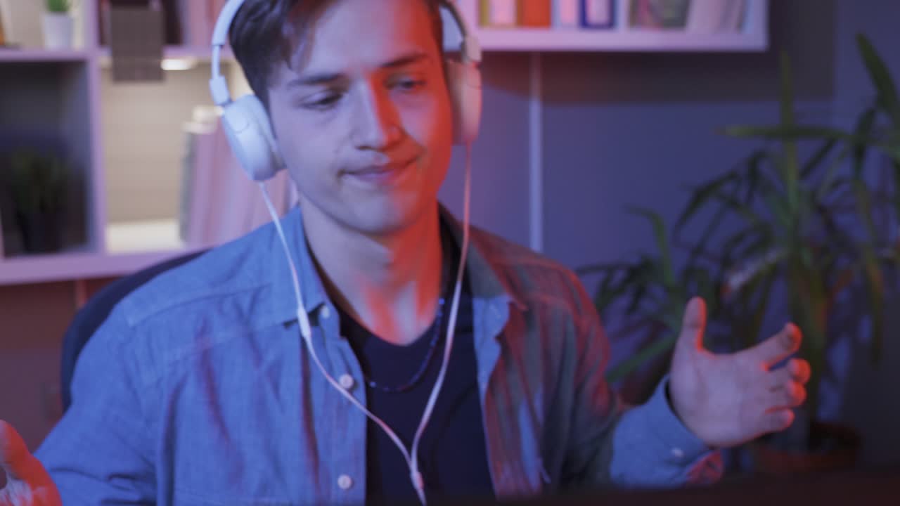 el joven jugador profesional está transmitiendo en vivo y jugando en videojuegos en línea.