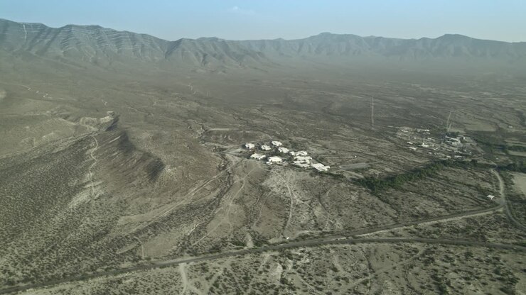 DRONE, Giorno Nuvoloso, Coahuila Nord, Messico. Hotel Termas de San Joaquin, Montagna Semi-Desertica Area La Azufrosa.