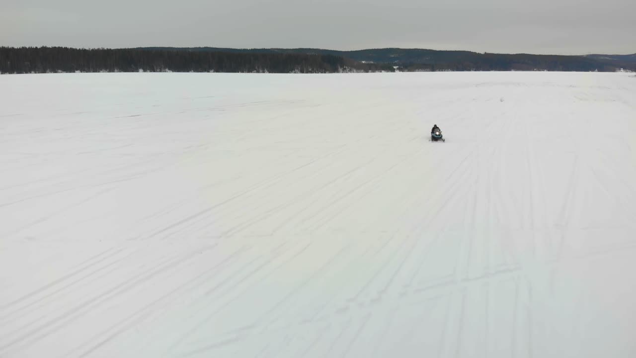 timra, sundsvall, sweden-1의 indalsalven에서 카메라를 향해 설상차를 운전하는 남자의 공중 샷