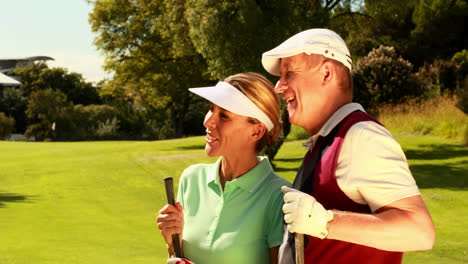 Pareja-De-Pie-En-El-Campo-De-Golf-Mirando-Hacia-El-Futuro