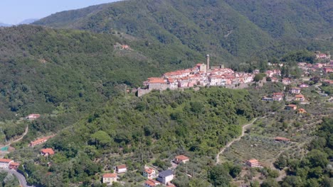 vista aérea de un pequeño pueblo a través de las montañas en italia