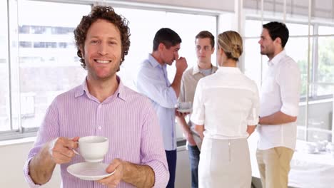 Hübscher-Junger-Mann-Posiert-Mit-Einer-Tasse