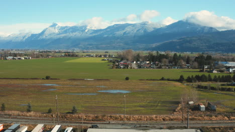 Atemberaubende-Luftaufnahme-Von-Ackerland-In-Chilliwack,-BC