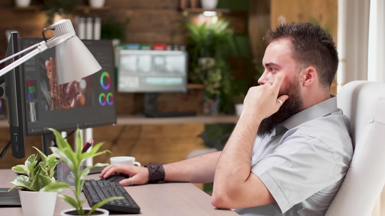 사무실 에서 컴퓨터 를 사용 하는 사람