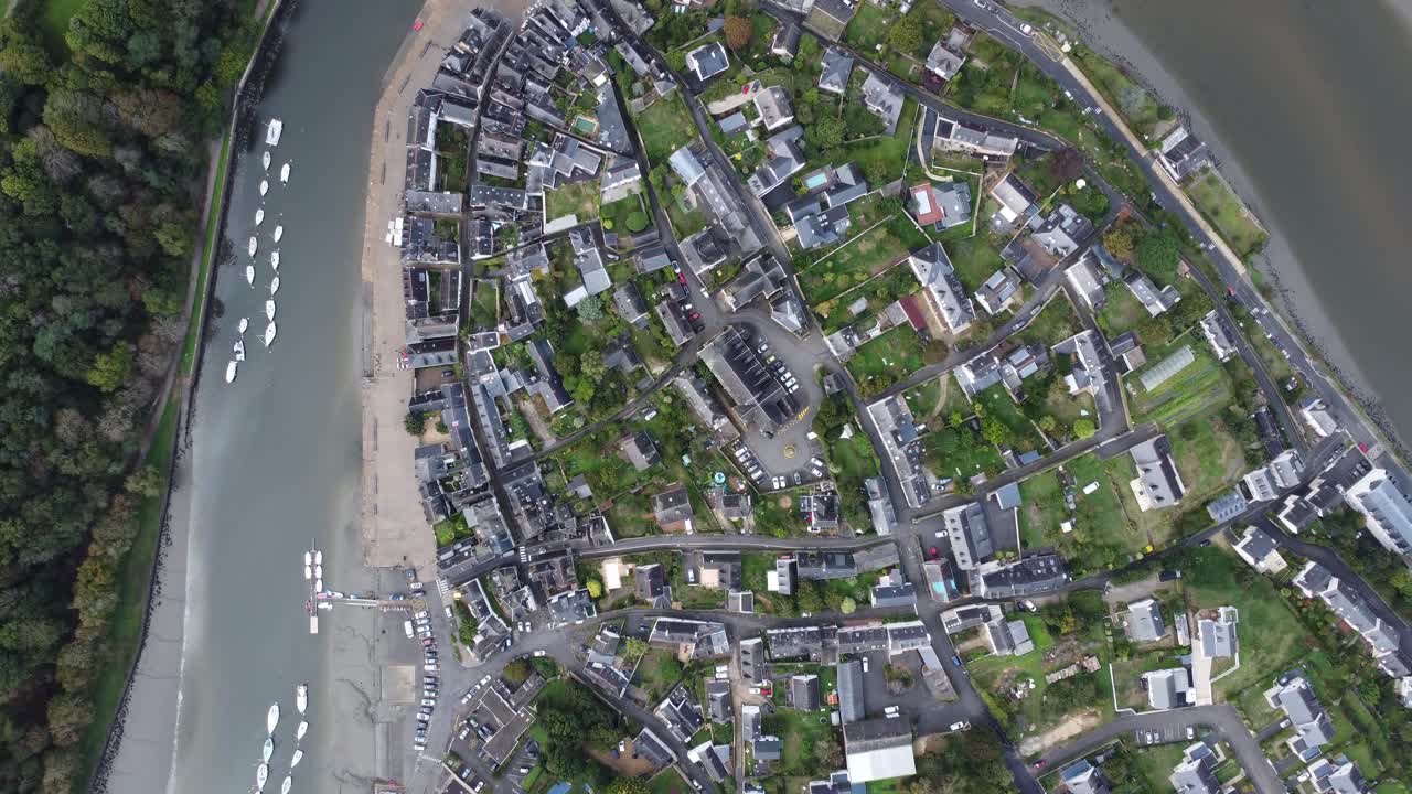 프랑스의 아름다운 마을 오레, 강으로 둘러싸인 구시가, 위에서 무인 항공기