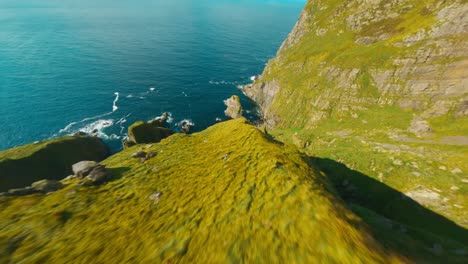 FPV-Drohnenflug-Eine-Klippe-Hinunter-In-Norwegen