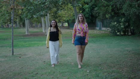 dos mujeres caminando en un parque