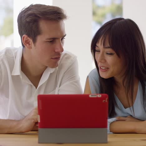 Hombre-Y-Mujer-Usando-Una-Tableta-Juntos