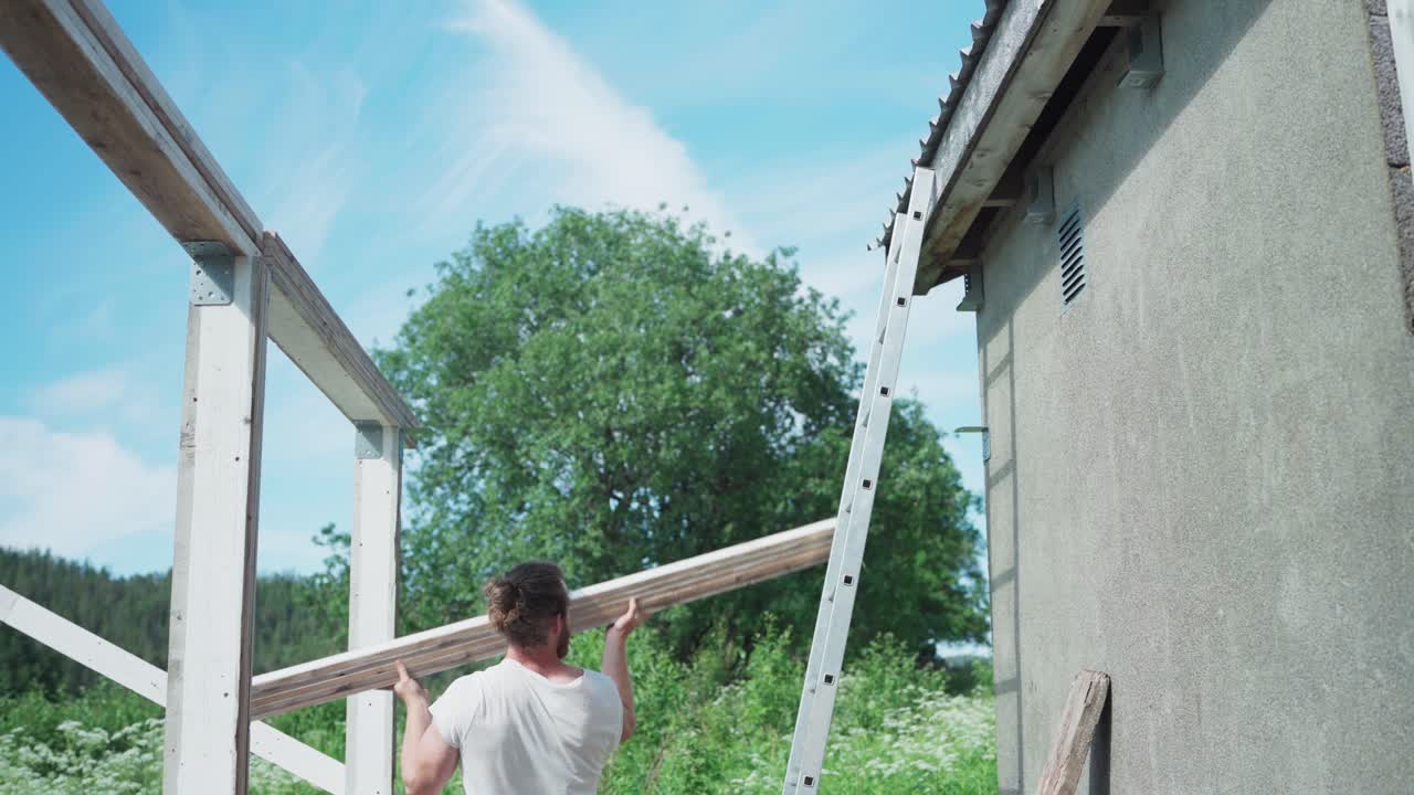 나무 지붕 프레임을 건설하는 목수. 정적  ⁇