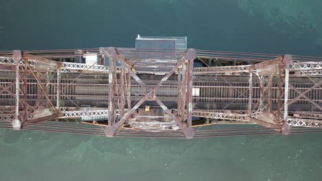 vista aérea de un puente de tren oxidado sobre un río