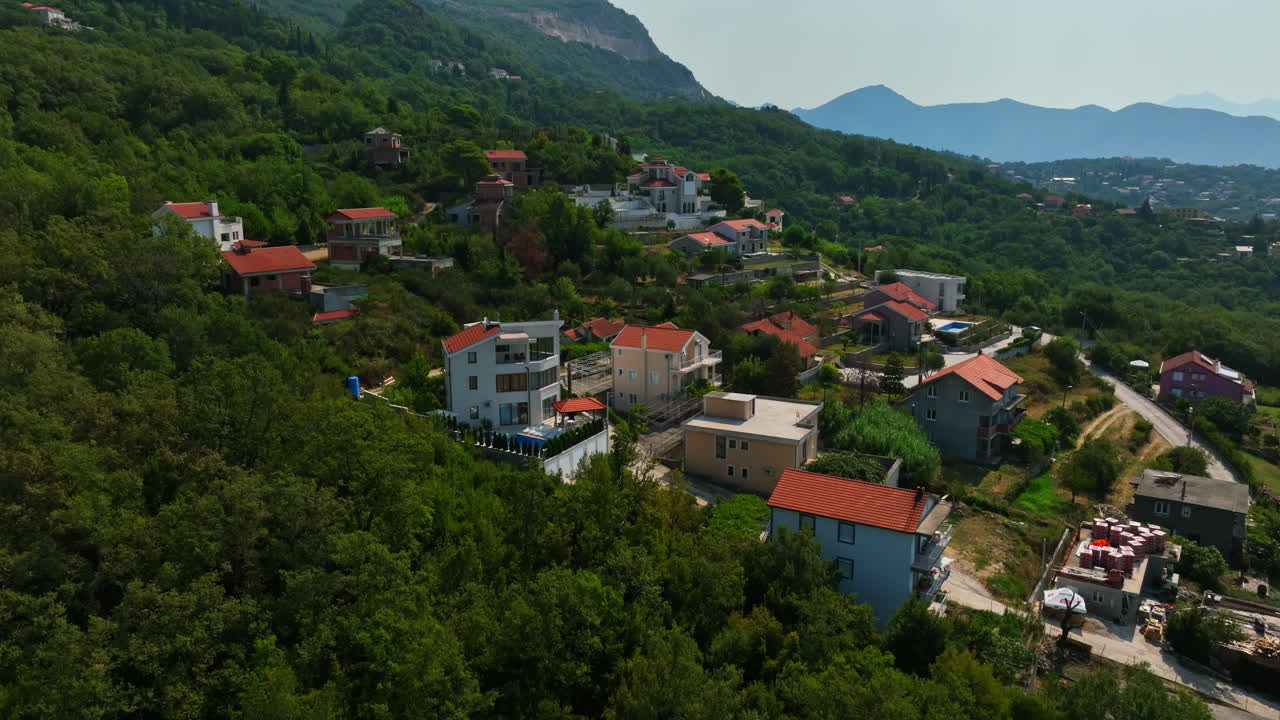 몬테네그로의 헤르체그노비 언덕에 있는 부유한 집들을 둘러보는 드론.