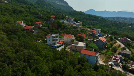 Drohne-Umkreist-Reiche-Häuser-In-Den-Hügeln-Von-Herceg-Novi,-Montenegro,-Sommertag