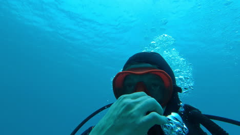 Buzo-Bajo-El-Agua,-Submarinismo