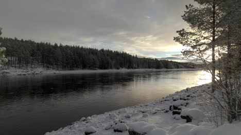 Hermosa-Mañana-En-El-Río-Con-Paisaje-Invernal,-Pan