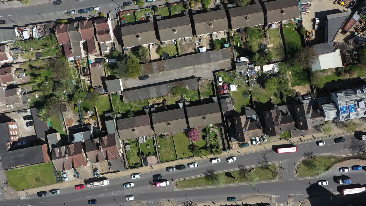 disparo de un dron sobre casas adosadas aburguesadas en los suburbios de londres