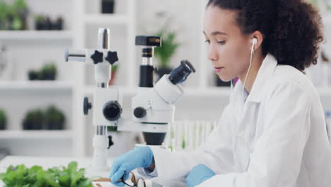 mujer científica, laboratorio
