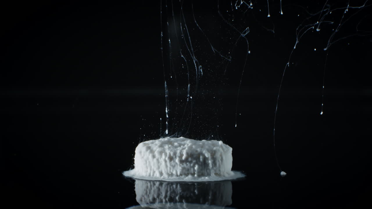 위와 장에서 분해되는 약물 캡슐처럼 물에 용해되는 회색 약 알약 캡슐의 시간 경과