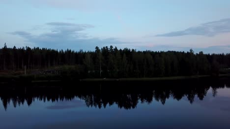 Lago-Anochecer-Girando-Tiro-De-Drone