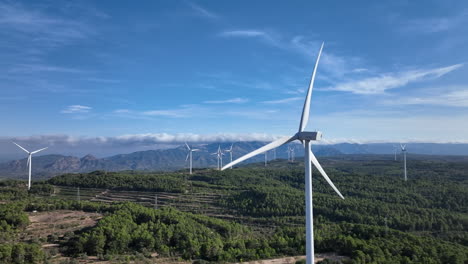 Majestuosa-Vista-Aérea-De-Aviones-No-Tripulados-De-La-Energía-Sostenible-Del-Molino-De-Turbinas-Eólicas,-Muñeca-A-La-Izquierda