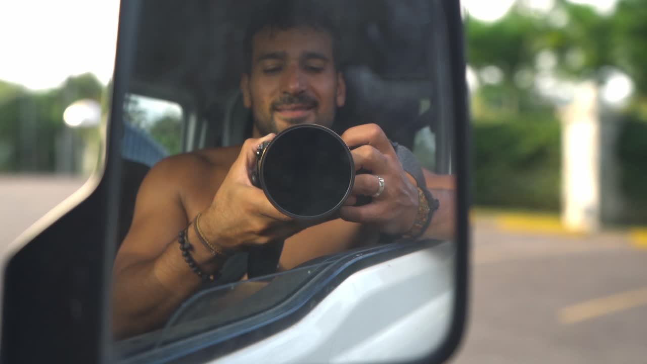 Esta imagem é um autorretrato tirado de dentro de um veículo, com o fotógrafo visível no espelho lateral. O homem está segurando uma câmera, capturando seu próprio reflexo