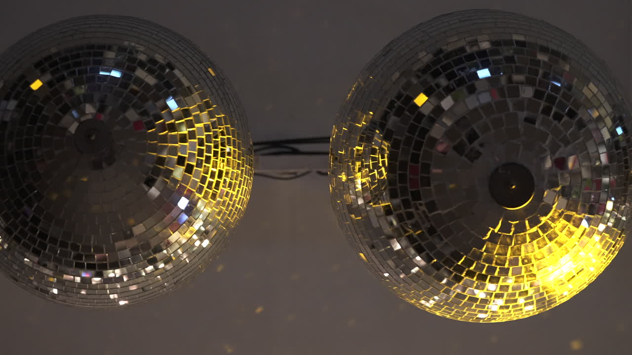 dos bolas de discoteca brillando en una fiesta en un club de lujo