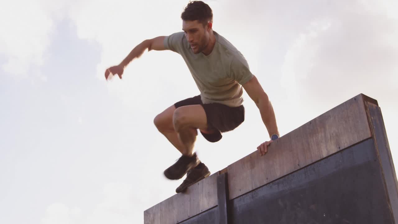 joven entrenando en un campamento de gimnasia al aire libre