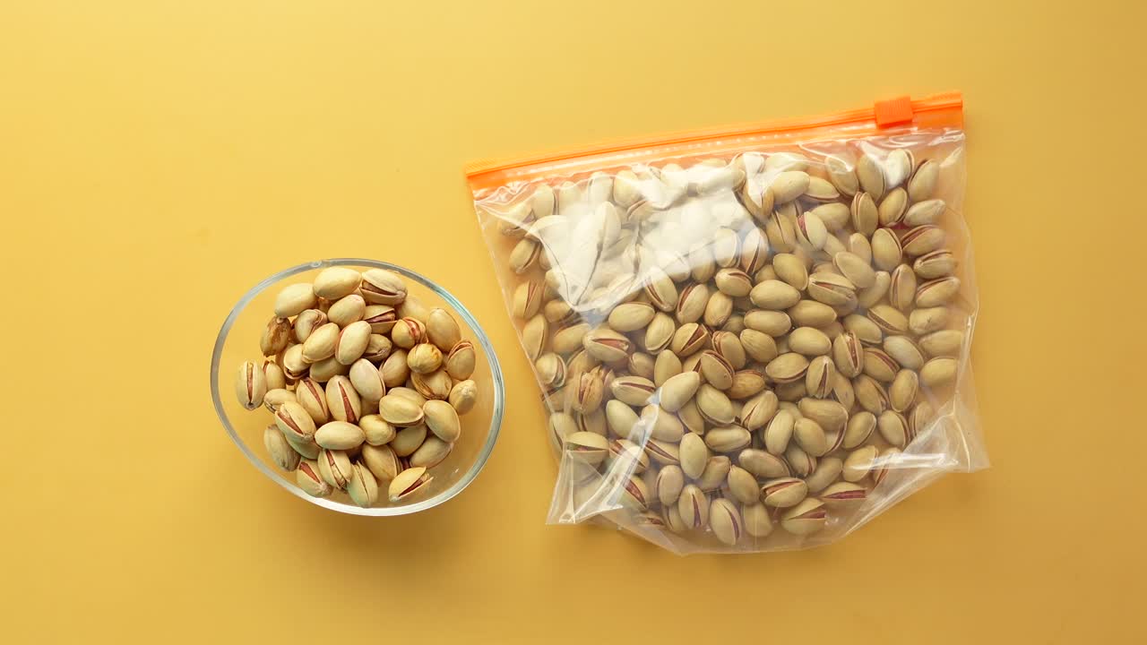pistachos en un cuenco y una bolsa