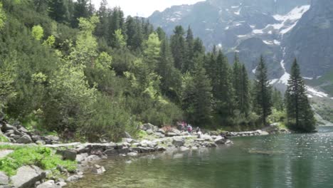 Toma-Panorámica-En-Cámara-Lenta-Del-Lago-De-Morskie-Oko-En-Un-Día-Brillante-En-Verano