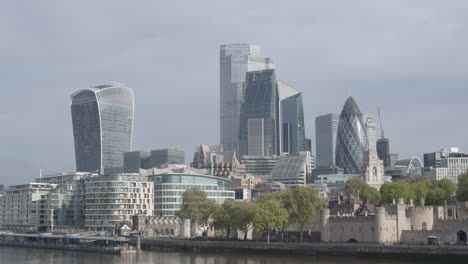 Blick-Auf-Die-Stadt-London-Vom-Erdgeschoss-Der-Themse-Aus-Mit-Blick-Auf-20-Fenchurch-Street,-Das-Walkie-Talkie-Und-30-St-Mary-Axe-The-Gherkin.-Bewölkter-Morgen-Während-Der-Sperrung-Des-Coronavirus-Covid-19-In-London